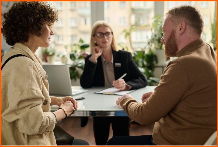 변호사 앞에서 상담하는 부부