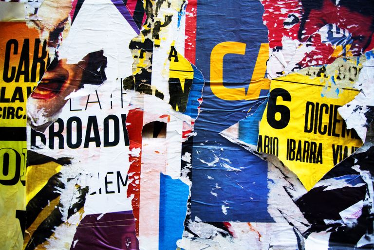 전단지를 떼어낸 흔적이 있는 벽