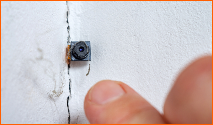 벽에 숨겨진 몰래카메라