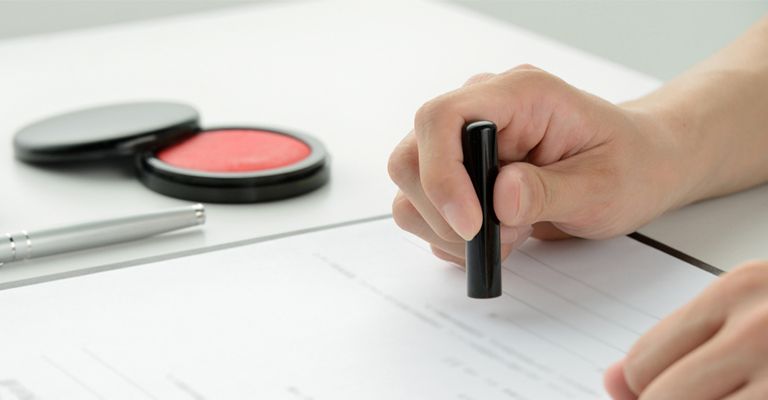 이혼서류에 도장 찍고 있는 이미지